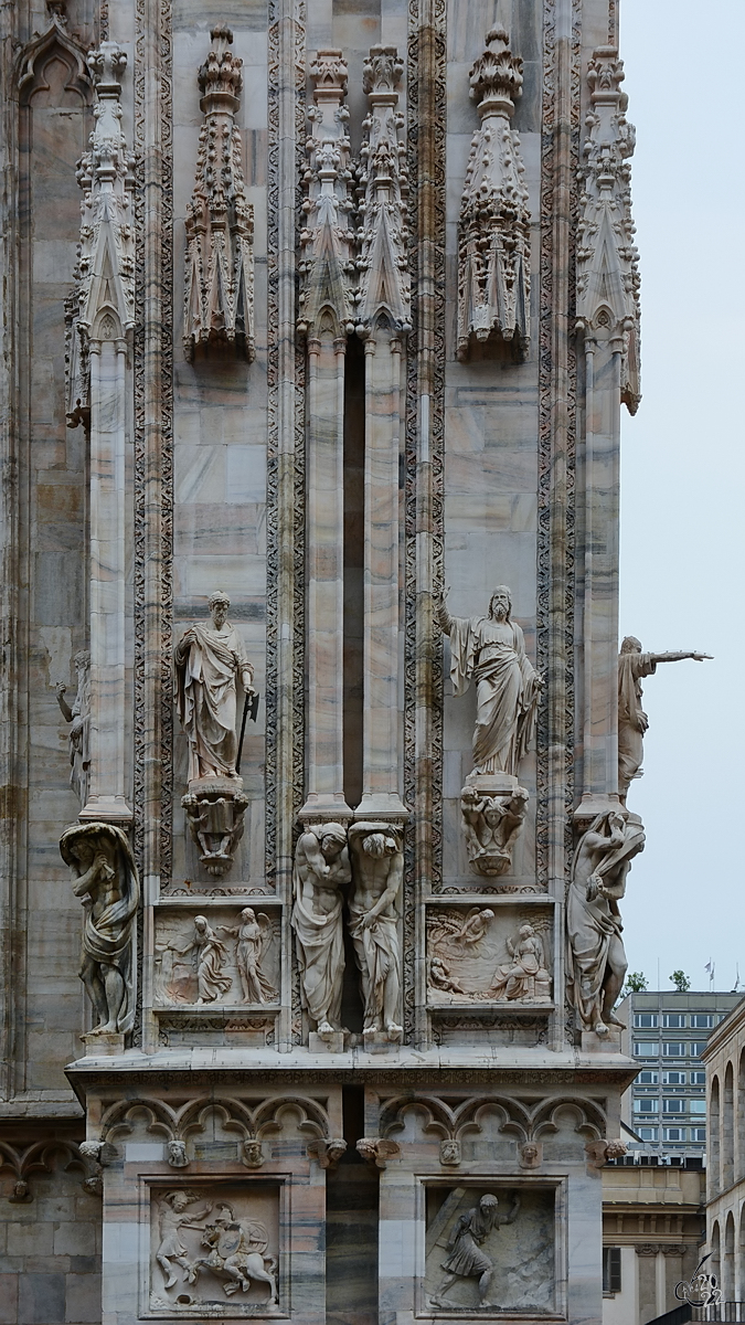 Kunstvoll gestaltete Figuren und Fresken an der Fassade des Mailnder Doms. (Juni 2014)