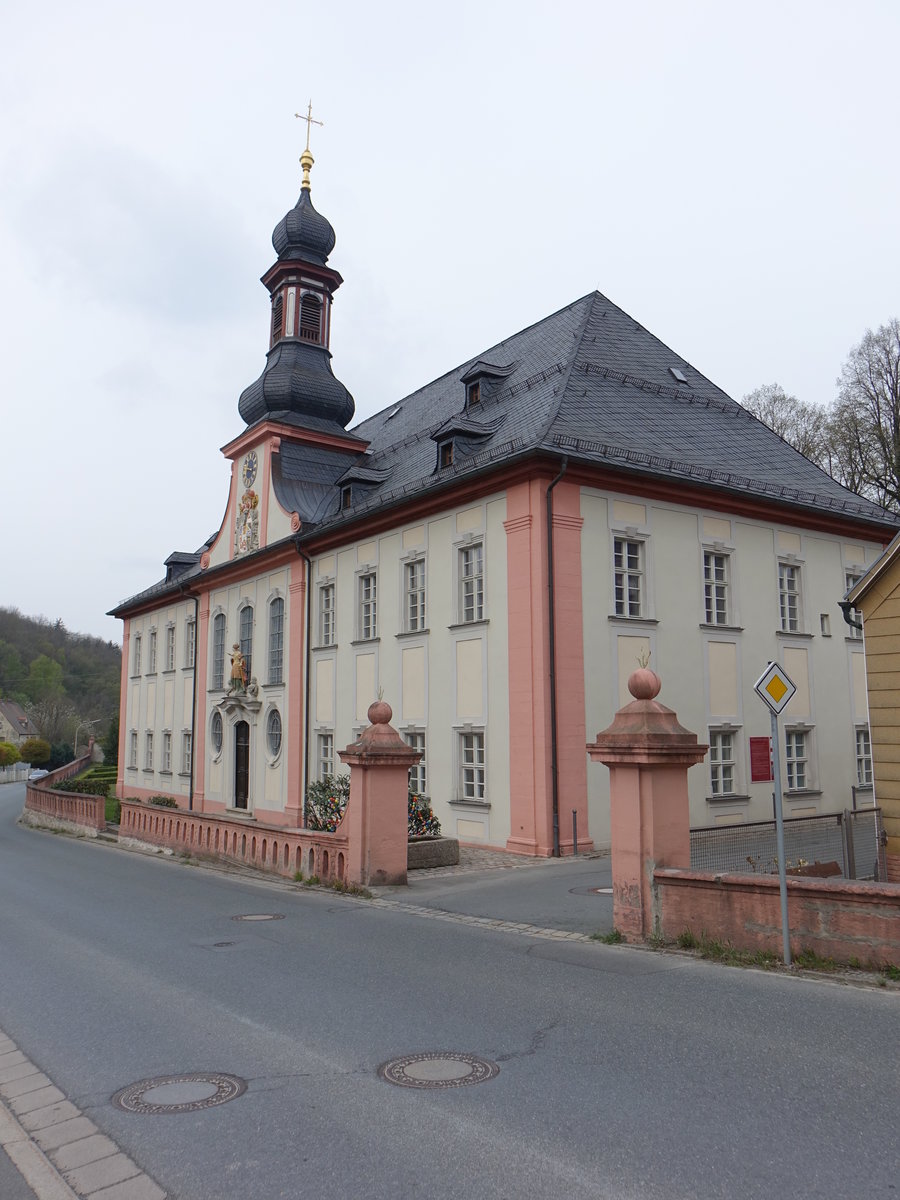 Kupferberg, Spital mit katholischer Kirche zum Heiligen Geist und St. Katharina. Zweigeschossiger Walmdachbau mit reicher Sandsteingliederung, erbaut von 1738 bis 1739 von Johann Jakob Michael Kchel (15.04.2017)