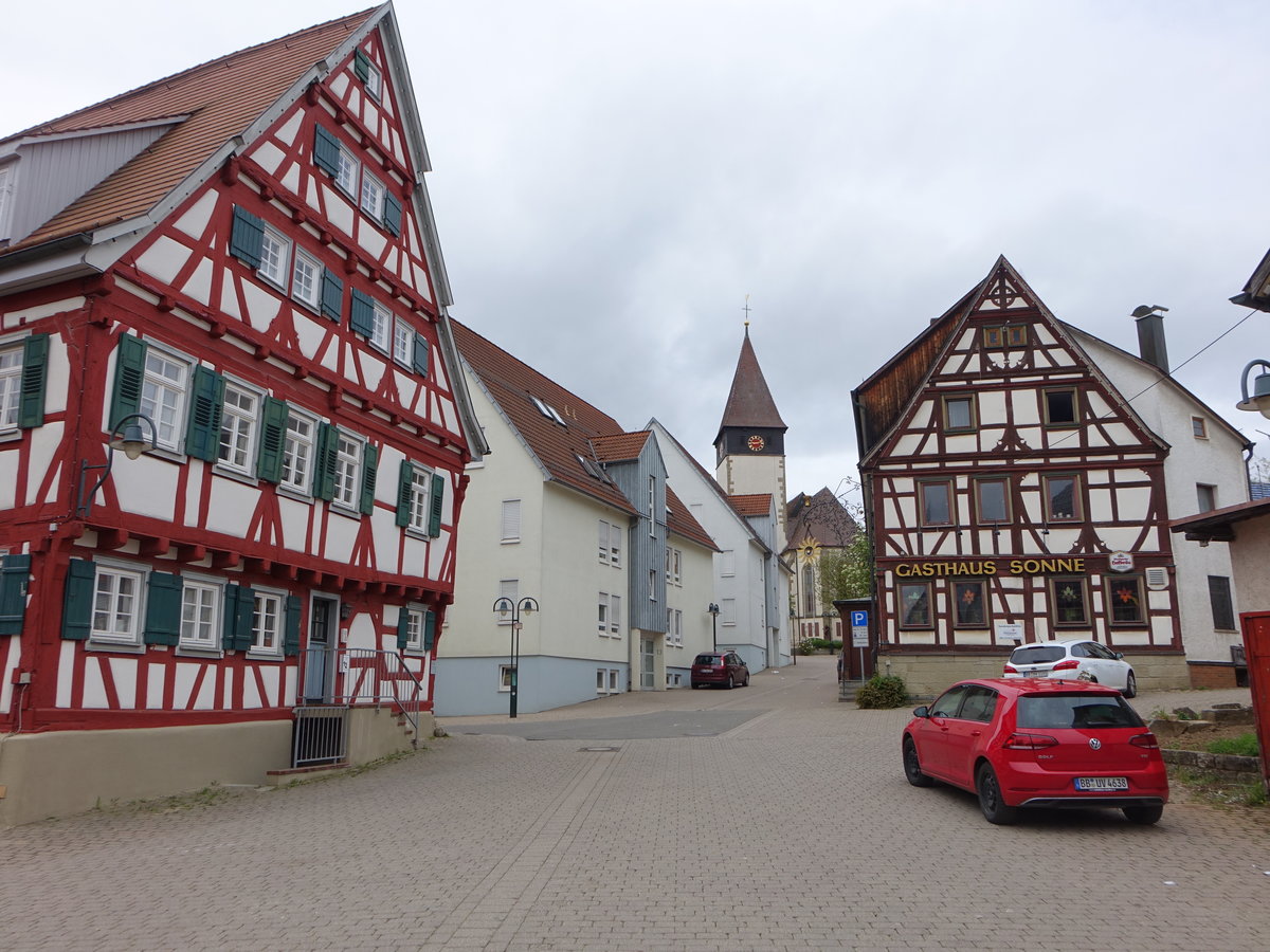 Kuppingen, Fachwerkhaus, Gasthof zur Sonne und Ev. Pfarrkirche St. Stephanus am Karl Khnle Platz (01.05.2018)