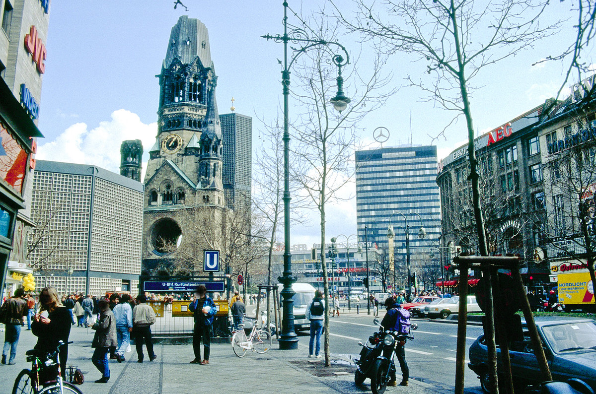 Kurfrstendamm und Kaiser-Wilhelm-Gedchtniskirche in Berlin. Bild vom Dia. Aufnahme: April 1991