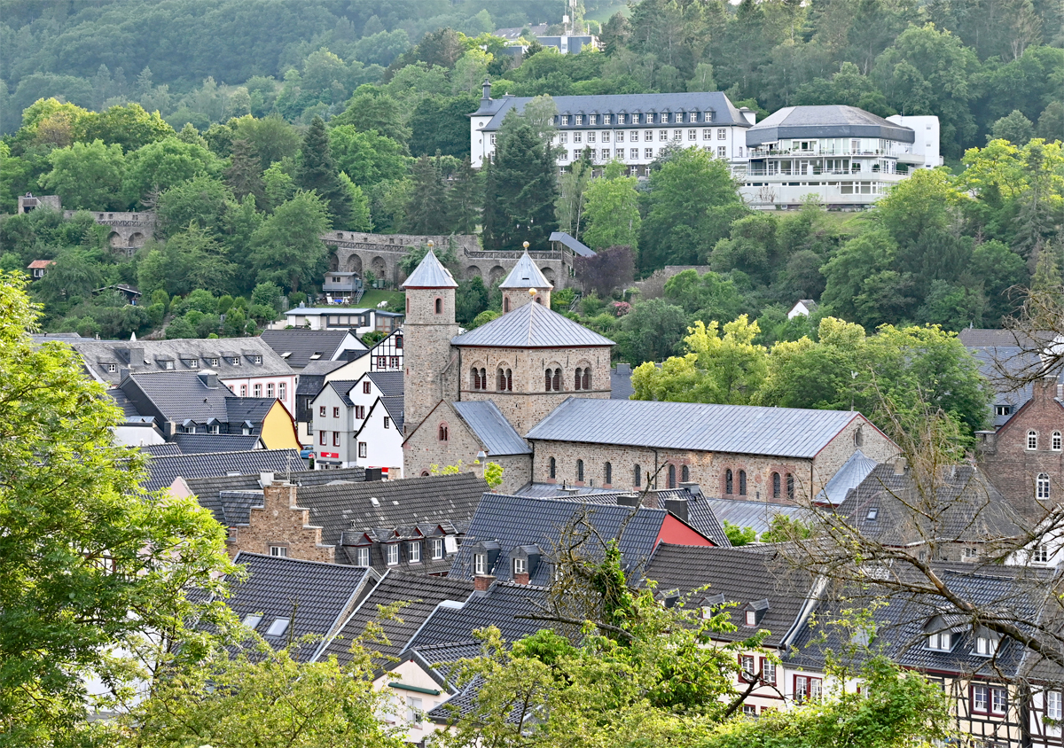 Kurhaus auf der Hhe und die St. Chrysantus und Doria-Kirche in Bad Mnstereifel - 26.06.2021