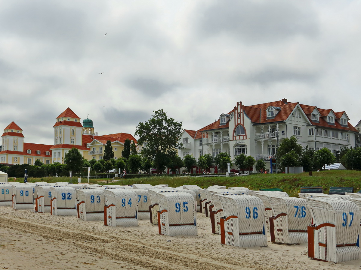 Kurhaus Binz mit Strandkrben im Vordergrund am 22. Juli 2017.