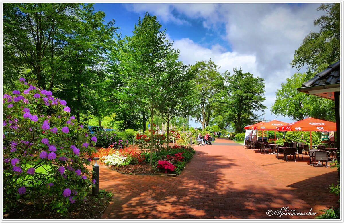 Kurpark in Bad Zwischenahn, Restaurant in Ufernhe. Ammerland im Mai 2022