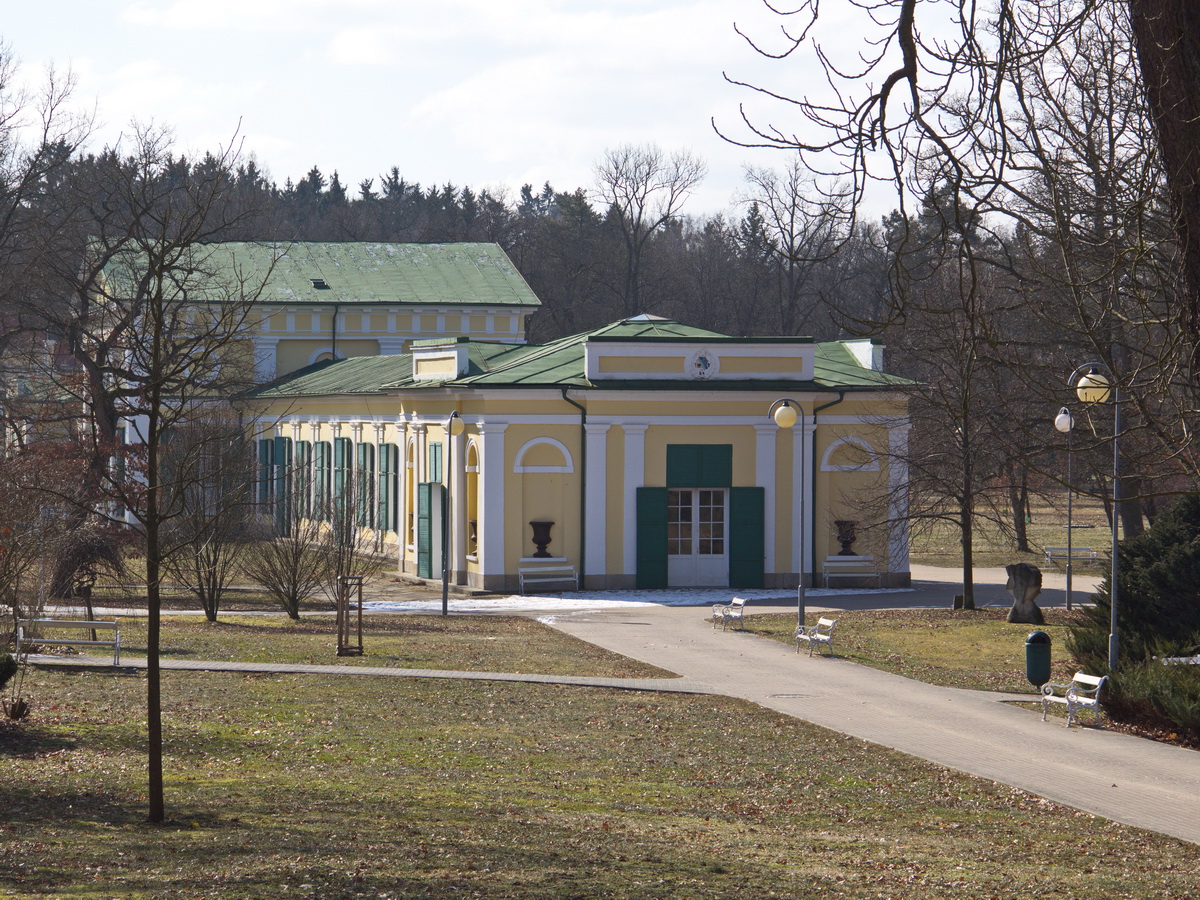 Kurpark mit der Kolonnade der Salzigen Quelle und der Wiesenquelle von Franzensbad im Hintergrund am 26. Februar 2018.