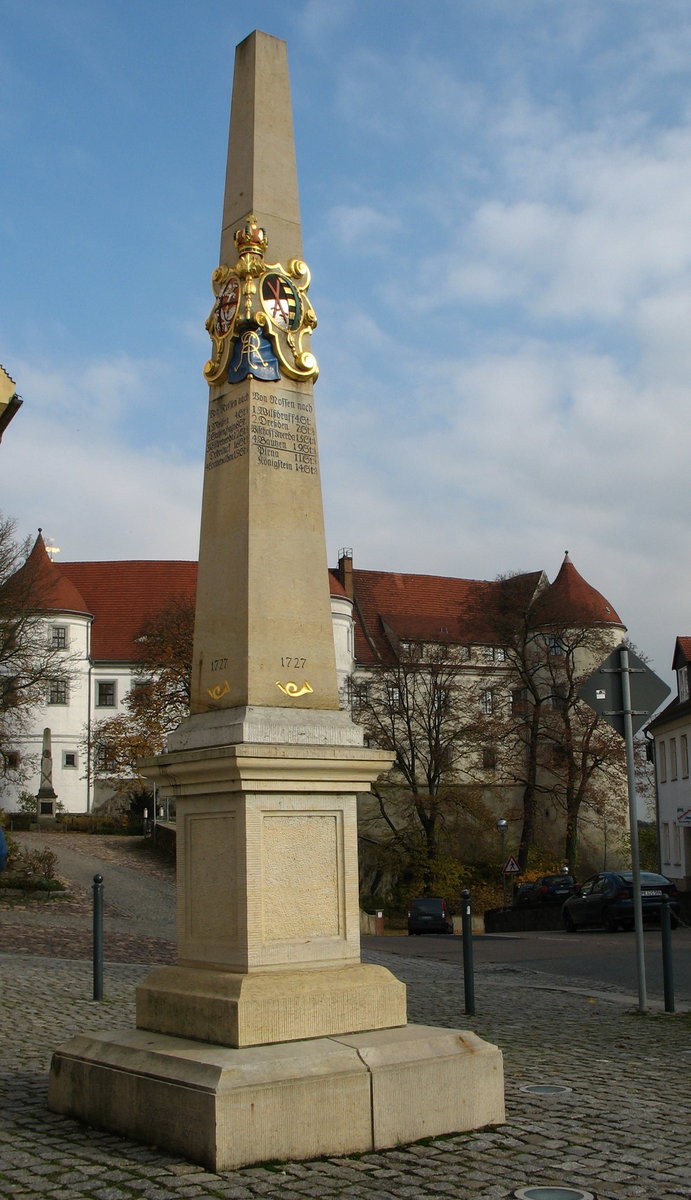 Kurschsische Postmeilensule aus dem Jahr 1727 in Nossen (im Hintergrund das Schlo); 28.10.2007
