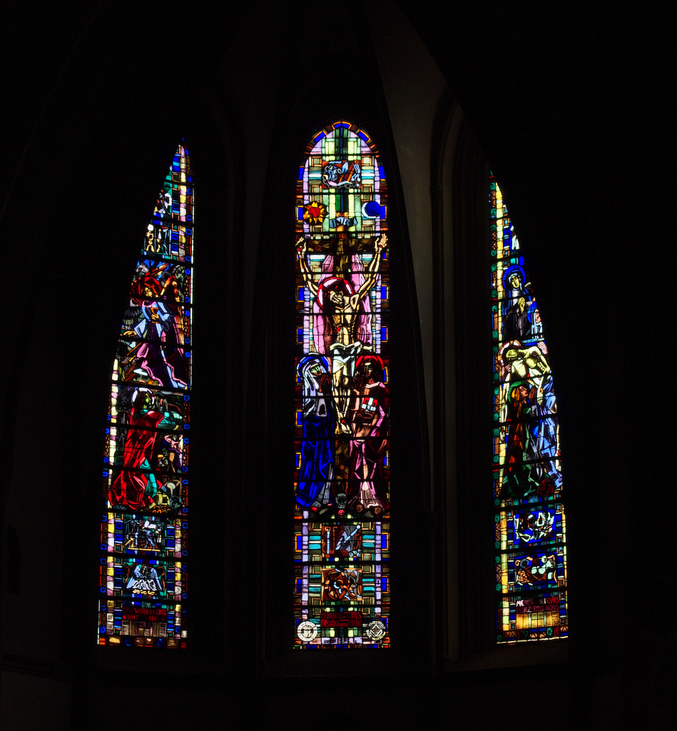 Kurz hinter der Grenze in Lothringen liegt Bouzonville. Hier gab es eine Klosteranlage, einige Gebäude erinnern noch daran. Die sonst eher schlichte Kirche Sainte Croix besitzt aber sehenswerte Kirchenfenster. 03.04.2015.