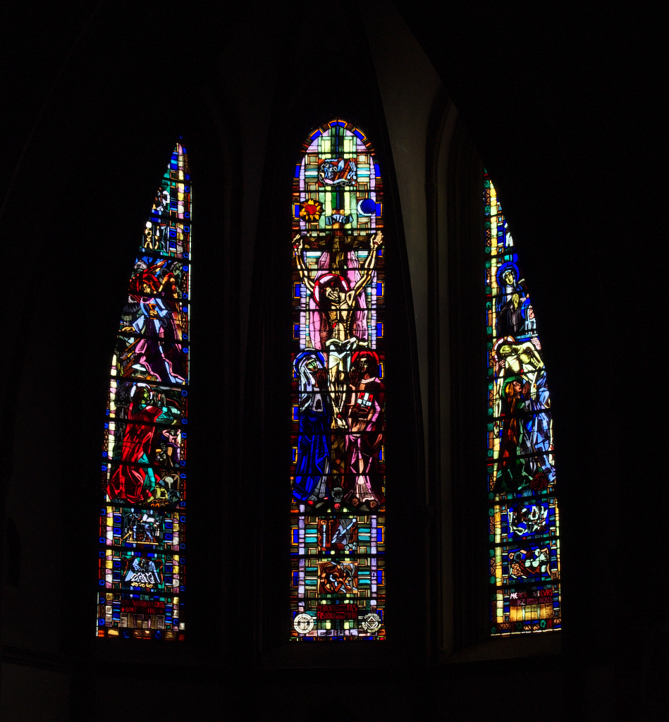 Kurz hinter der Grenze in Lothringen liegt Bouzonville. Hier gab es eine Klosteranlage, einige Gebude erinnern noch daran. Die sonst eher schlichte Kirche Sainte Croix besitzt aber sehenswerte Kirchenfenster. 03.04.2015.