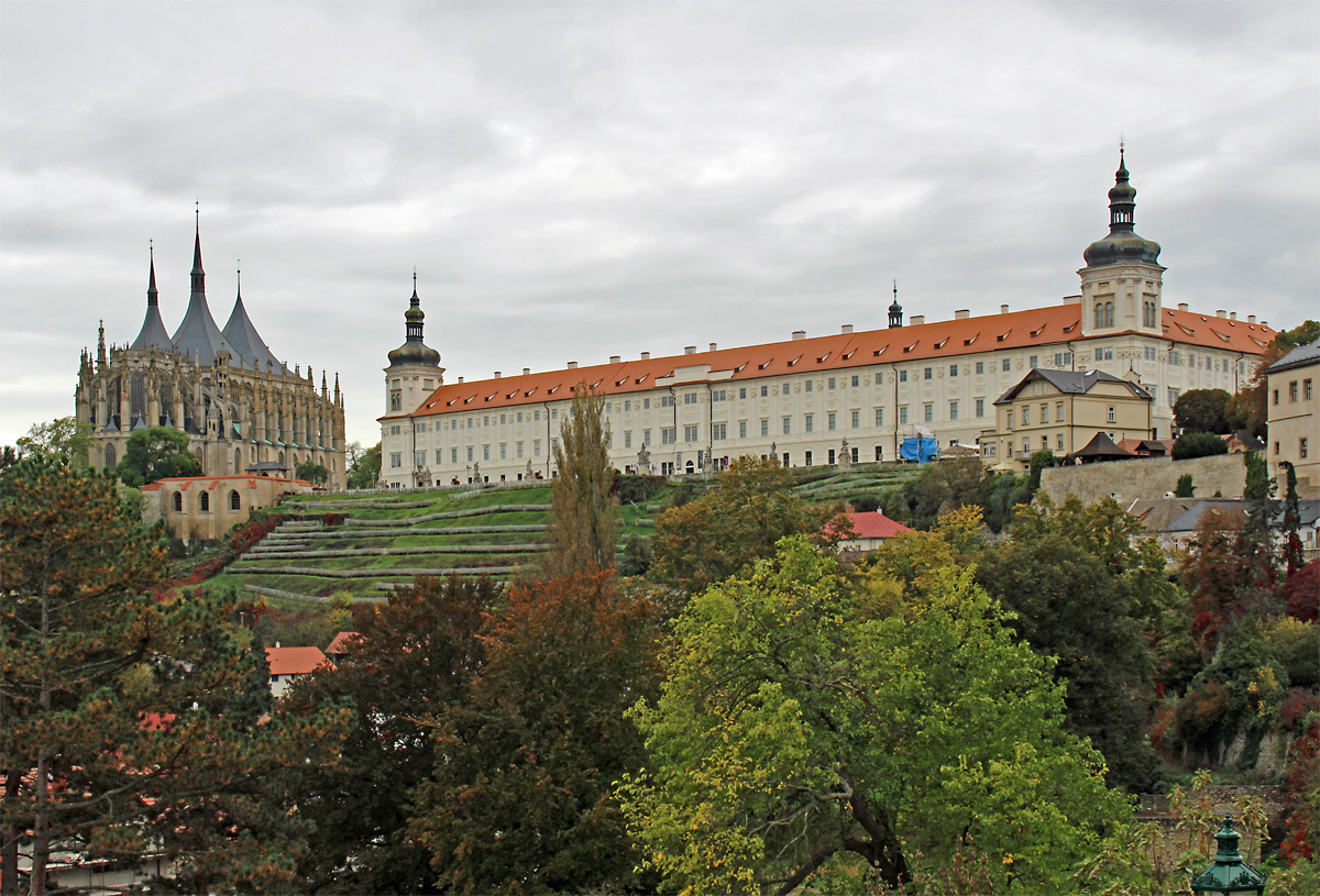 Kutn Hora, eine mittelbhmische Kleinstadt sdstlich von Prag, war frher aufgrund des Silberbergbaus eine recht wohlhabende Stadt mit vielen, meist gut erhaltenen historischen Gebuden und einem geschlossenen Stadtbild, seit 1995 gehrt die Altstadt zum UNESCO-Weltkulturerbe. Die prsente Lage des Doms der heiligen Barbara und des Jesuitenkollegs auf einem Bergrcken haben sicher dazu beigetragen.  11.10.2017