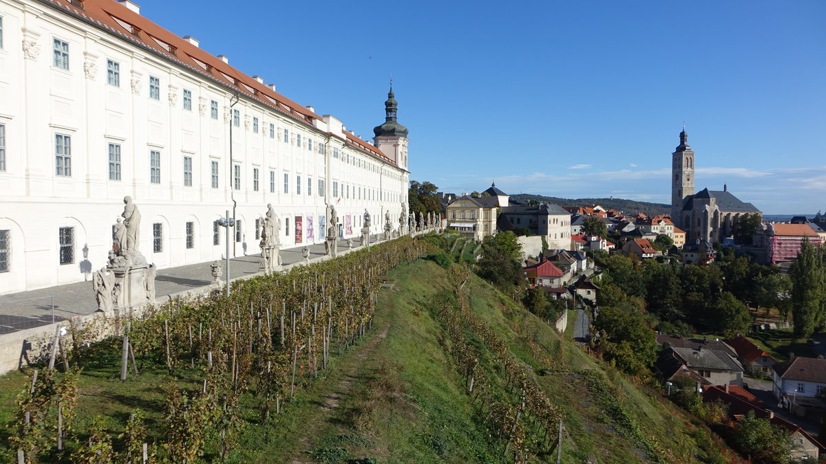 Kutna Hora / Kuttenberg, Jesuitenkolleg, erbaut von 1626 bis 1667 nach Plnen von Domenico Orsi, rechts die St. Jakob Kirche, erbaut im 14. Jahrhundert (30.09.2019)