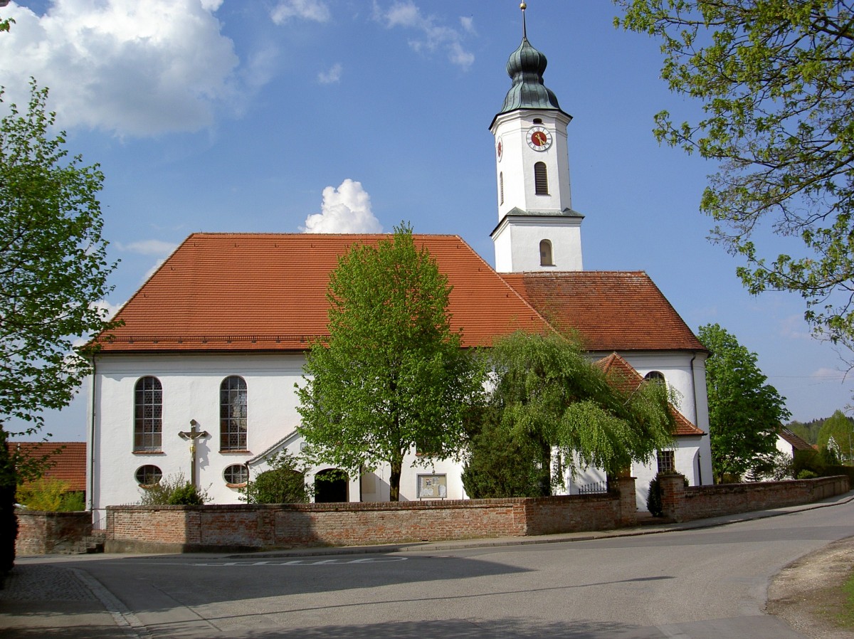Kutzenhausen, Pfarrkirche St. Nikolaus, Saalbau mit eingezogenem Chor und Nordturm mit Zwiebelhaube, erbaut 1754 durch Joseph Meitinger (23.04.2014)