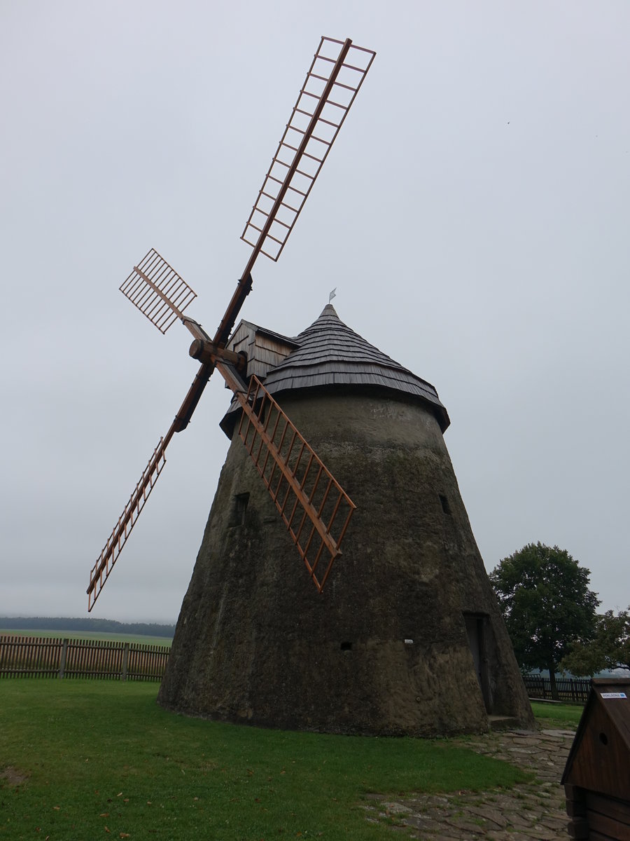 Kuzelov / Kuschelau, alte Windmhle auf einer Anhhe sdstlich vor dem Ortseingang, erbaut 1842 (04.08.2020)