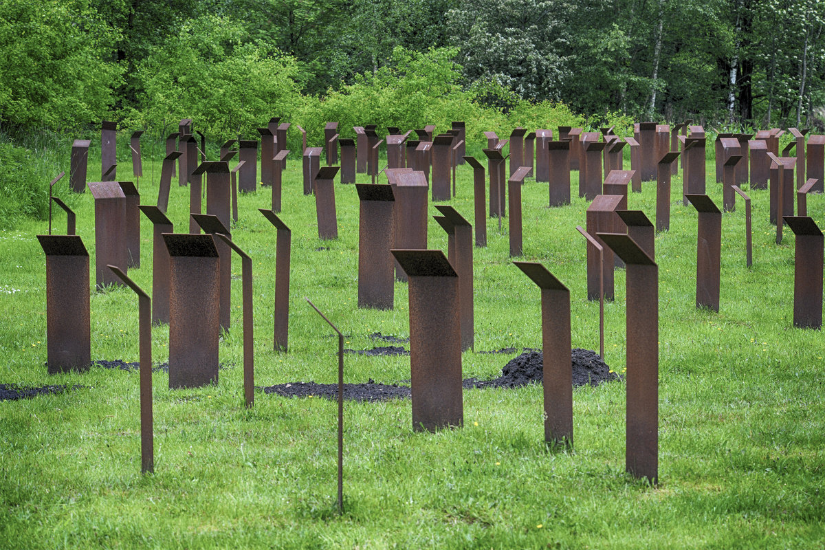 KZ-Gedenksttte bei Schwesing im Kreis Nordfriesland. Hier die ehemalige Lagerflche mit 297 Eisenstelen.
2.500 Menschen aus 14 Lndern waren hier im Herbst 1944 gefangen; 297 Inhaftierte starben infolge von Zwangsarbeit, Unterernhrung und Misshandlung. Am 29. Dezember 1944 wurde das Lager aufgelst.
Aufnahme: 31. Mai 2019. 