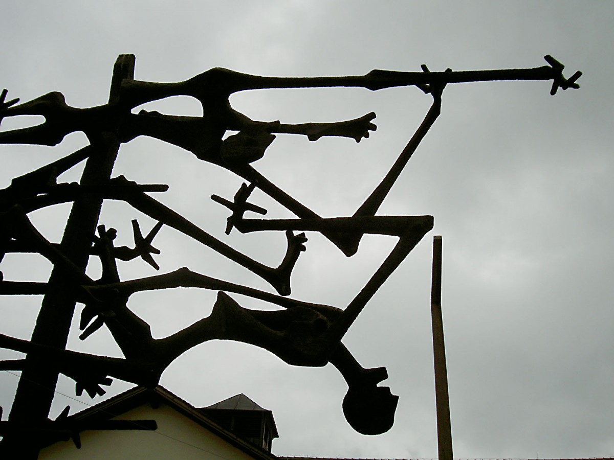 KZ-Gedenksttte Dachau: Ausschnitt aus der von Nandor Glid geschaffenen Skulptur. Aufnahme: 4. Mai 2005.