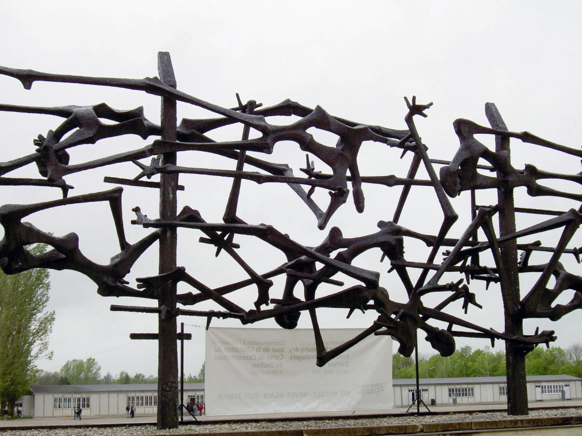 KZ-Gedenksttte Dachau: Ausschnitt aus der von Nandor Glid geschaffenen Skulptur. Aufnahme: 4. Mai 2005.
