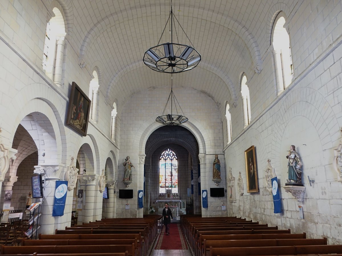 L’le-Bouchard, romanischer Innenraum der St. Gilles Kirche, Chorfenster von Jean Prosper aus dem Jahr 1801 (08.07.2017)