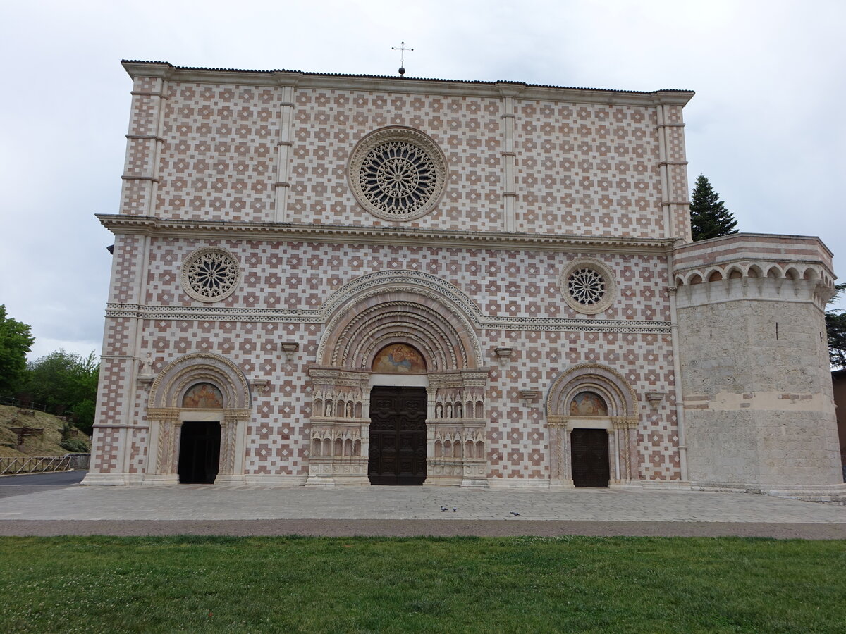 L’Aquila, Basilika Santa Maria di Collemaggio, erbaut ab 1287, Fassade erbaut im 15. Jahrhundert (25.05.2022)