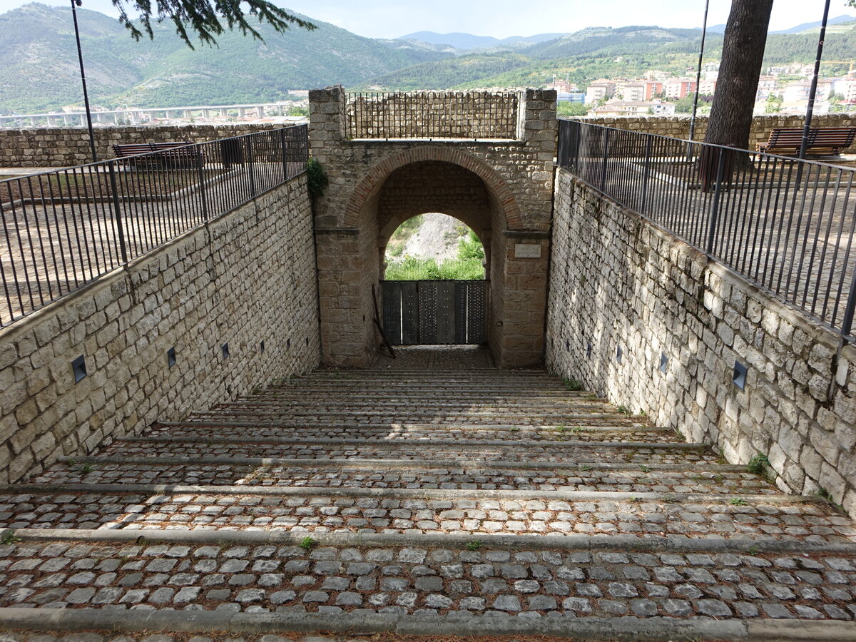 L’Aquila, Porta Branconia in der Viale Duca degli Abruzzi (25.05.2022)