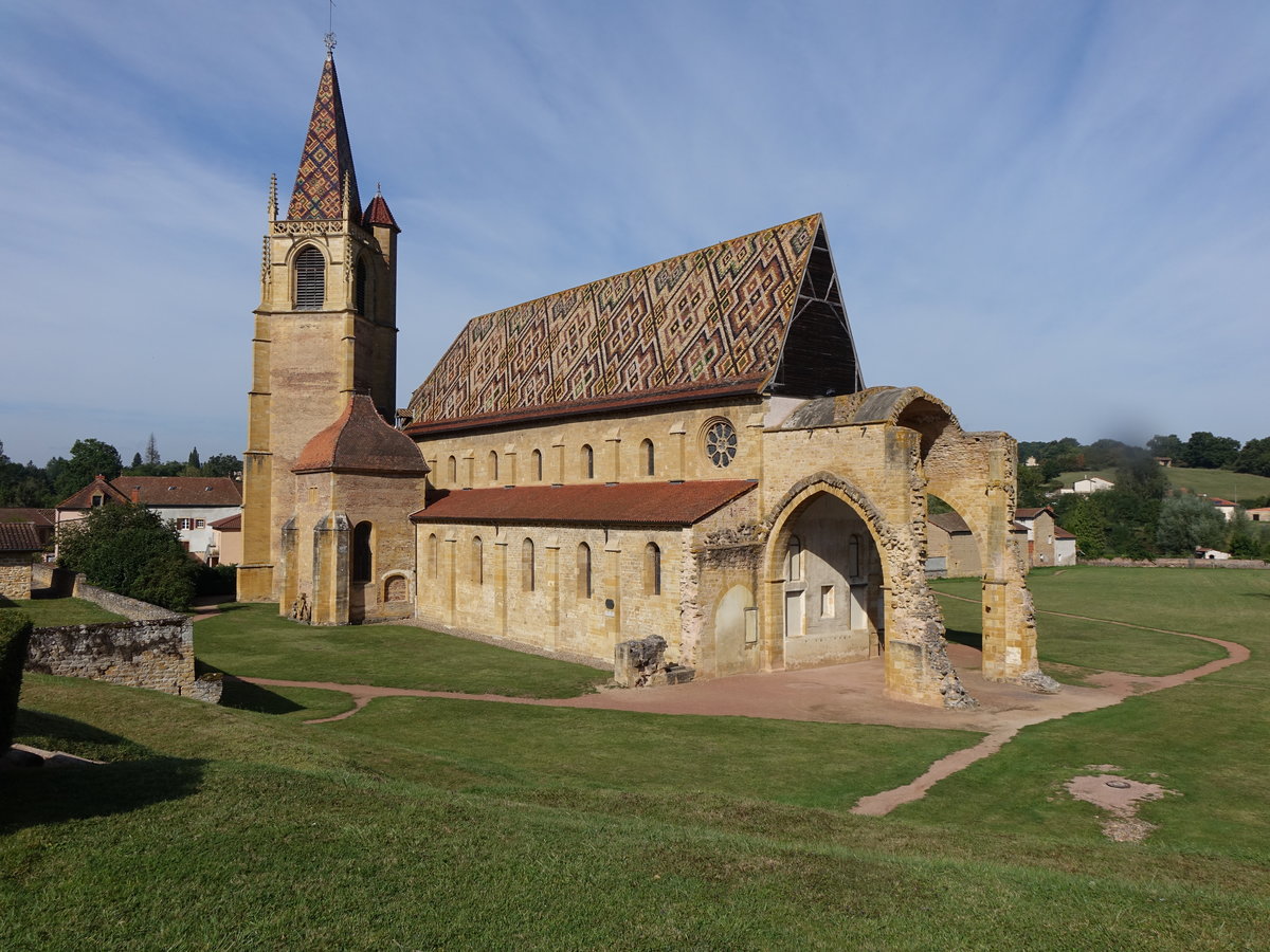 La Bennison-Dieu, Abteikirche Notre-Dame, erbaut im 12. Jahrhundert, Kirchturm mit glasierten Ziegeln erbaut im 15. Jahrhundert, barocke Kapelle von 1651 (22.09.2016)