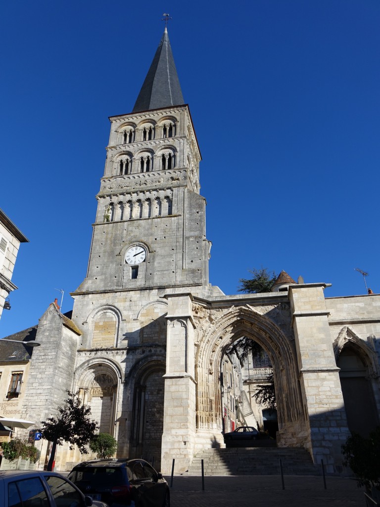 La Charite-sur-Loire, Klosterkirche Notre-Dame de la Charite, erbaut im 11. Jahrhundert (31.10.2015)