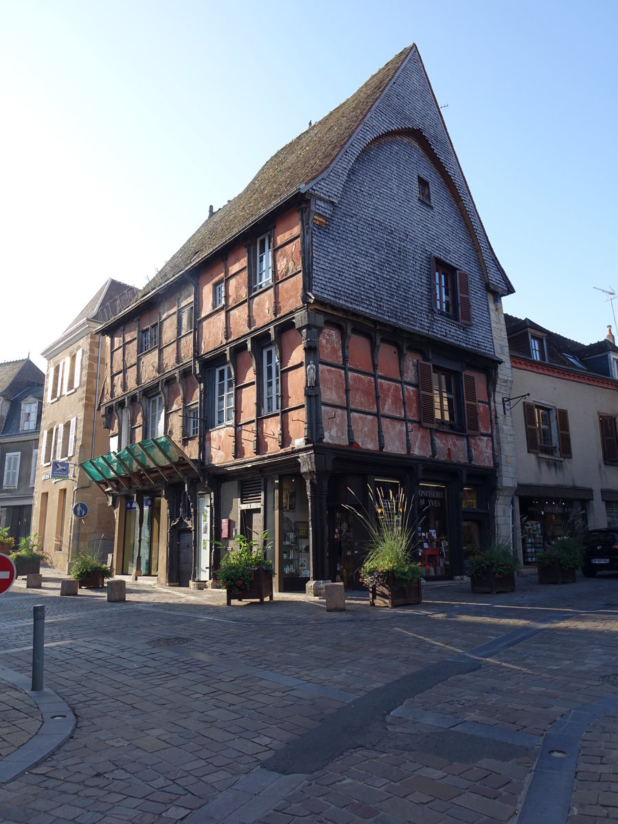 La Chatre, Maison de Bois am Place Laisnel de la Salle, erbaut im 15. Jahrhundert (21.09.2016)