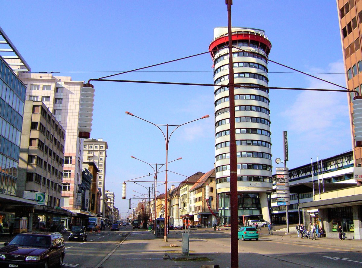 La Chaux-de-Fonds, Aussichtsturm Espacit, mit Restaurant hoch ber der Stadt. Baujahr 1992-1994 - 03.04.2007