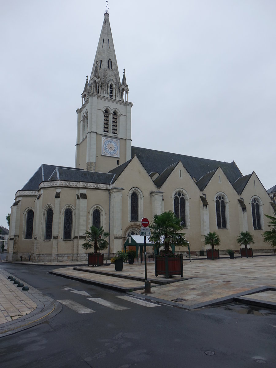 La Fleche, Kirche Saint-Thomas am Place Henri IV, erbaut im 12. Jahrhundert (10.07.2017)