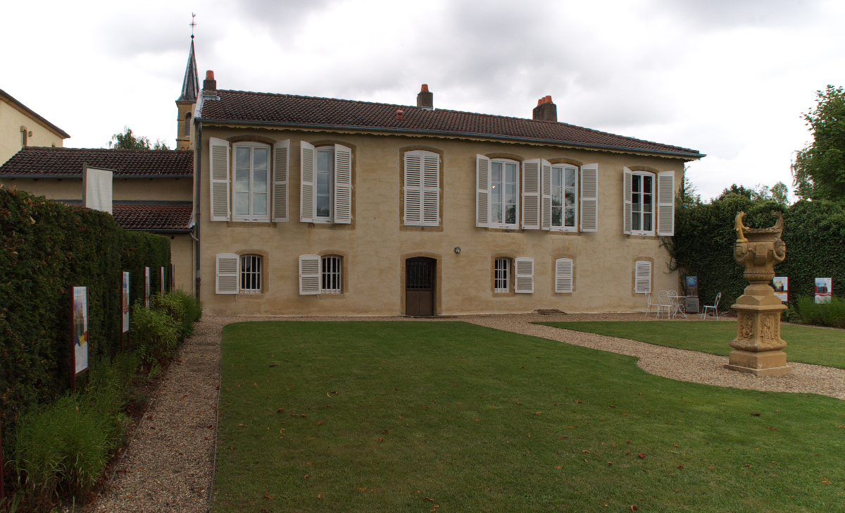 La maison de Robert Schuman. Robert Schuman wird 1886 in Clausen/Luxemburg als Sohn eines aus Lothringen stammenden Vaters und einer luxemburgischen Mutter geboren.
Schuman wchst zweisprachig auf und wird von der franzsischen und der deutschen Kultur und Religiositt gleichermaen geprgt. Hier in Scy-Chazelles lebt Robert Schuman in seinem Haus mit angrenzendem schnen Garten. Am 4 September 1963 verstirbt Robert Schuman und wird in der gegenber liegenden Wehrkirche St. Quentin beigestzt. 13.09.2013