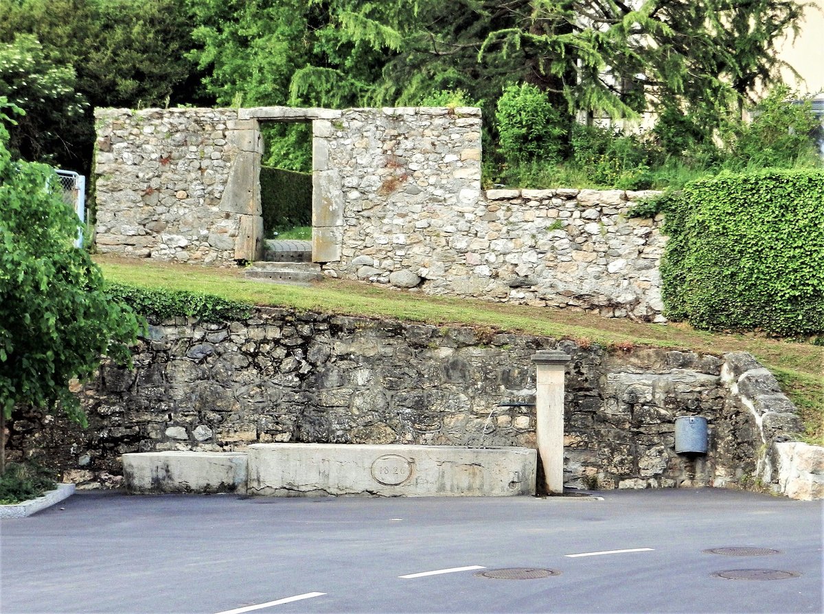 La Sarraz, Chemin du Mormont, Brunnen erstellt im Jahr 1826 - 09.05.2014