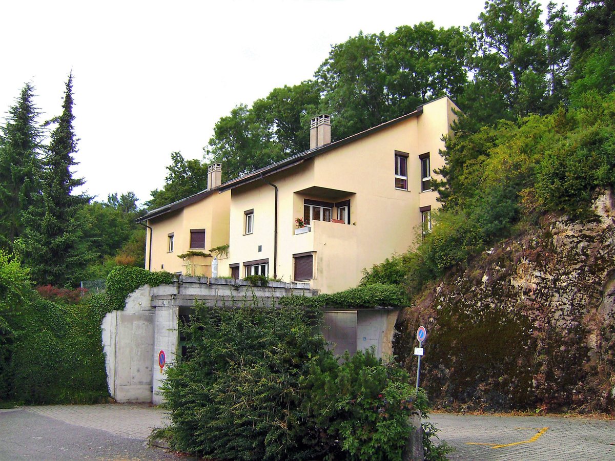 La Sarraz, Chemin du Mormont 1, Wohnhaus im Grnen am Stadtrand - 18.07.2009