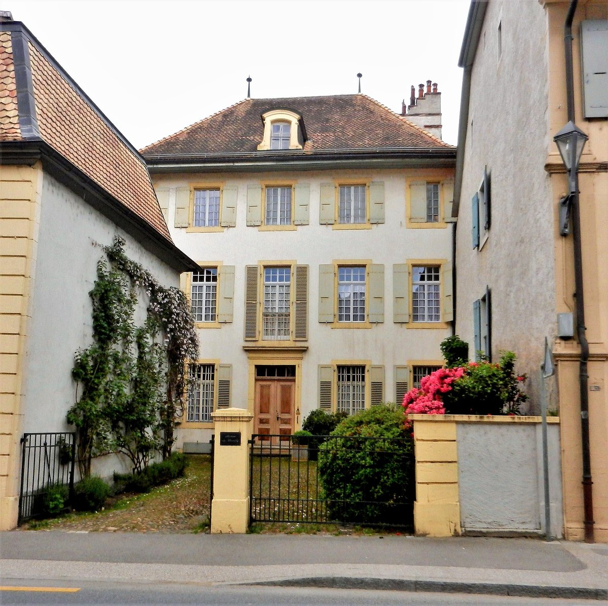 La Sarraz, Grand-Rue 19, Maison de Chevilly, Baujahr 1713-1714, unter Denkmalschutz seit 1991 - 09.05.2014