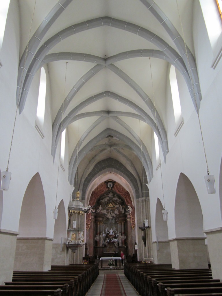 Laa an der Thaya, Mittelschiff der St. Veitkirche mit Hochaltar von Ignaz Lengelacher (19.04.2014)