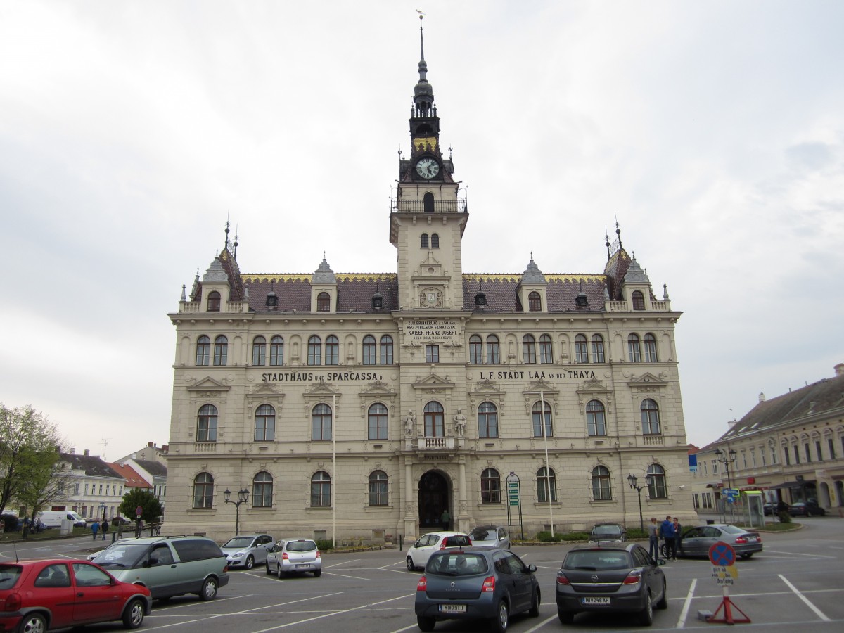 Laa an der Thaya, Neorenaissance Rathaus, erbaut von 1898 bis 1899 von Architekt 
Peter Paul Brang (19.04.2014)