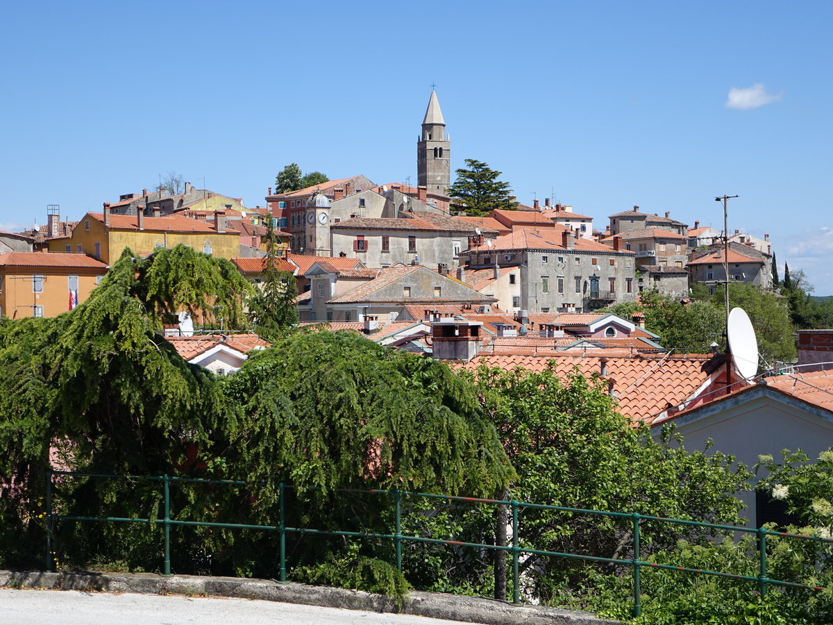 Labin, Aussicht auf die Altstadt mit der Maria Geburt Kirche (29.04.2017)