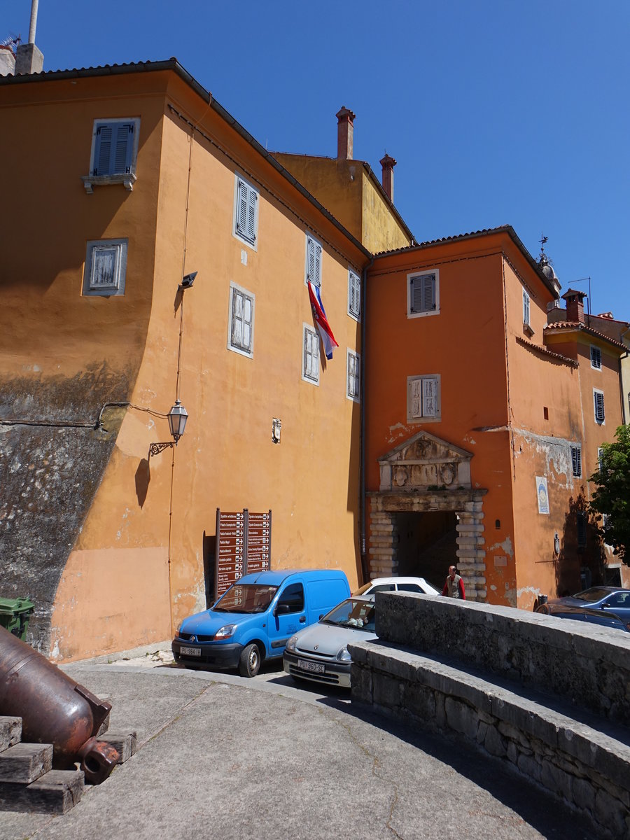Labin, das Stadttor des Hl. Florius, erbaut im 15. Jahrhundert, ber dem Tor steht der venezianische Lwe, rechts das Stadtwappen von Labin, links das Wappen der Familie Grimanii (29.04.2017)