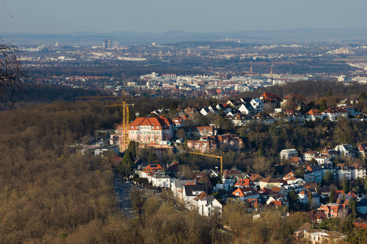 Lsst man den Blick vom Birkenkopf nach Norden schweifen, so erblickt man in der Reihenfolge Stuttgart-Vogelsang, Stuttgart-Feuerbach, Stuttgart-Zuffenhausen, Kornwestheim und Ludwigsburg. Letzteres ist hier vor allem anhand des Logos eines groen Versicherungsunternehmen zu identifizieren. Die Aufnahme datiert vom 05.03.2022. 