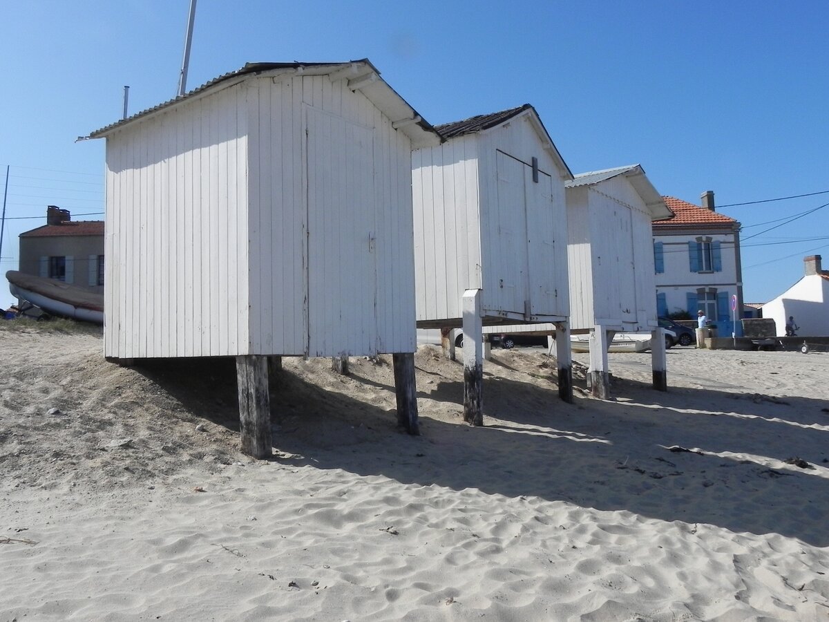 Lagerhtten der Fischer am Plage du Mardi Gras, im Nordosten der Insel Noirmoutier.