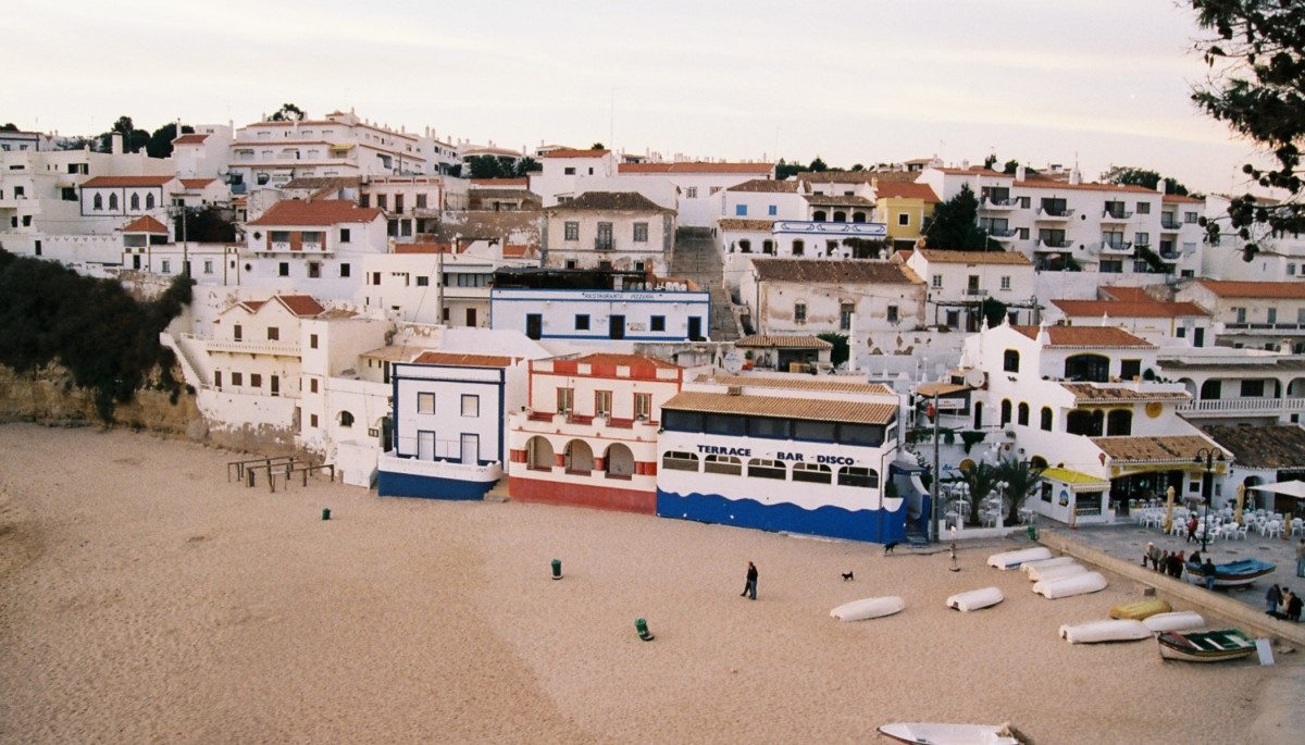 LAGOA e CARVOEIRO, Gemeindeteil Carvoeiro (Concelho de Lagoa), 19.11.1998, der Ortsstrand der 1998 noch selbstndigen Gemeinde Carvoeiro