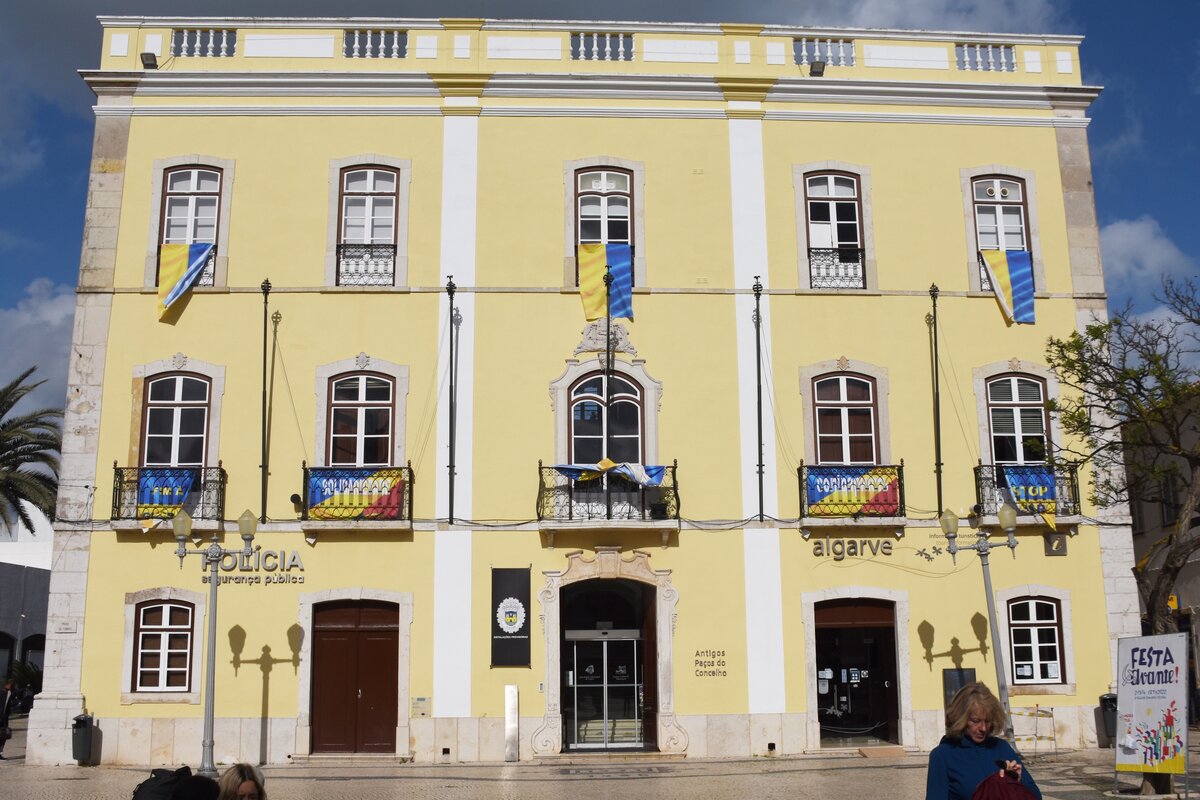 LAGOS, 21.03.2022, das ehemalige Gebude der Cmara Municipal an der Praa Gil Eanes beherbergt heute das Tourismusbro (rechts) und die Polizei (links)