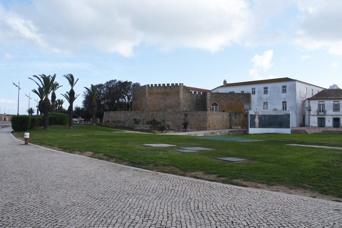 LAGOS, 21.03.2022, ein Teil der alten Stadtmauer an der Avenida dos Descobrimentos