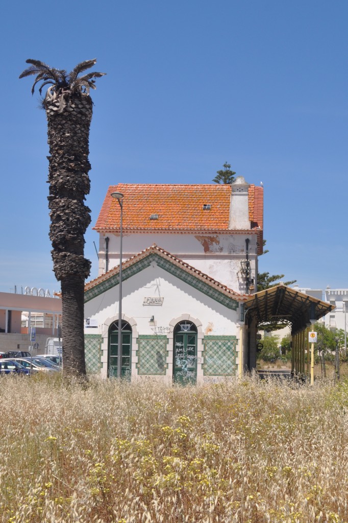 LAGOS (Concelho de Lagos), 09.05.2014, das alte Bahnhofsgebude gammelt so vor sich hin