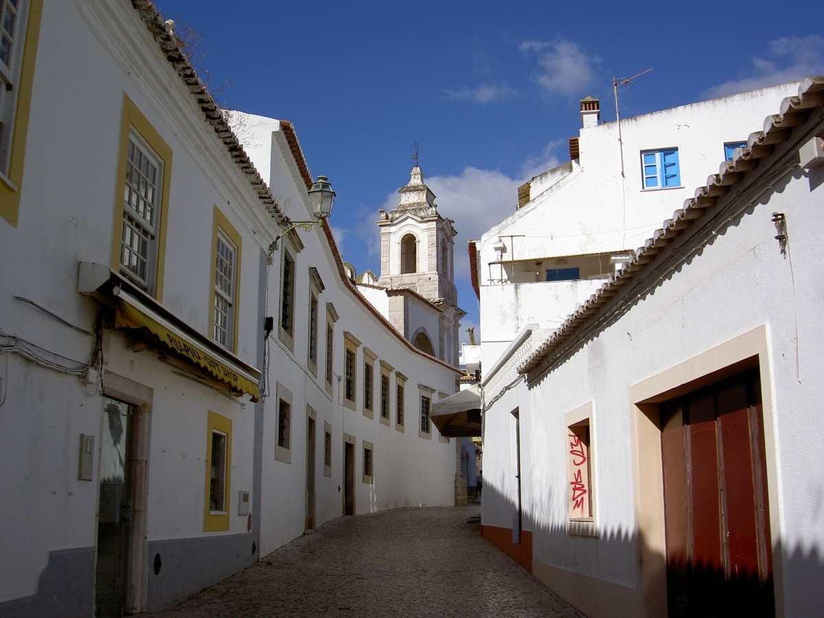 Lagos, Rua Henrique Correira da Silva mit St. Antonio Kirche (25.05.2014)