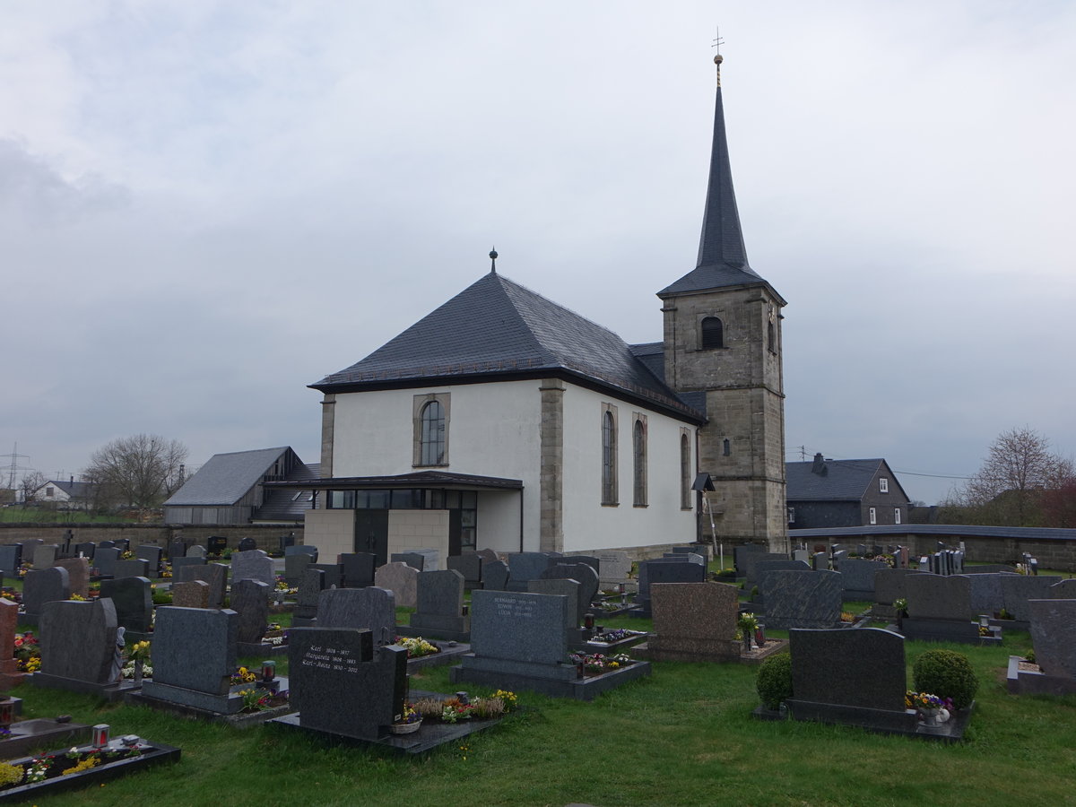 Lahm, Pfarrkirche St. gidius, Saalbau mit Sandsteingliederungen und Walmdach, dreigeschossiger Turm aus Sandsteinquadern mit Spitzhelm, erbaut von 1722 bis 1726 unter Leitung von Johann Andreas Tribl (15.04.2017)