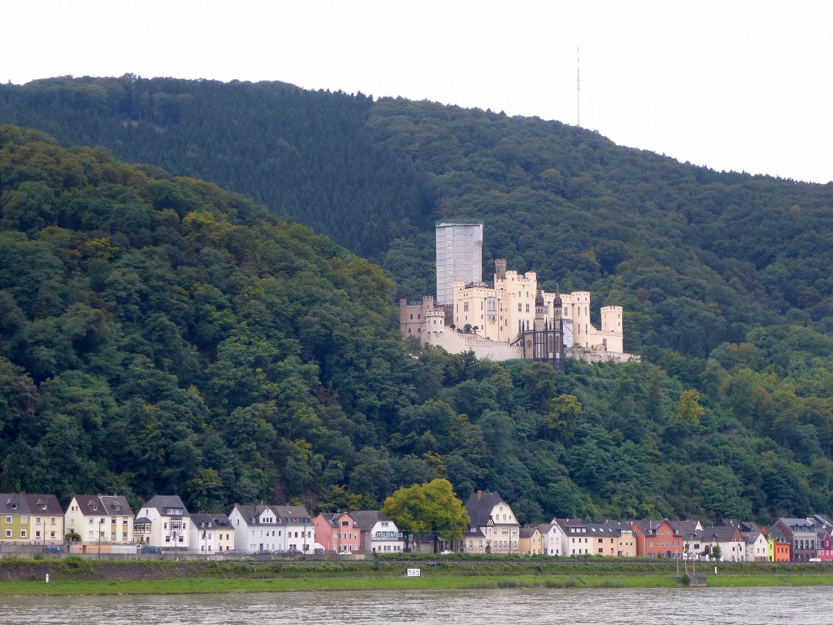 Lahnstein, Blick vom Rheinufer zum neugotischen Schlo Stolzenfels, erbaut 1836-42, Sept.204