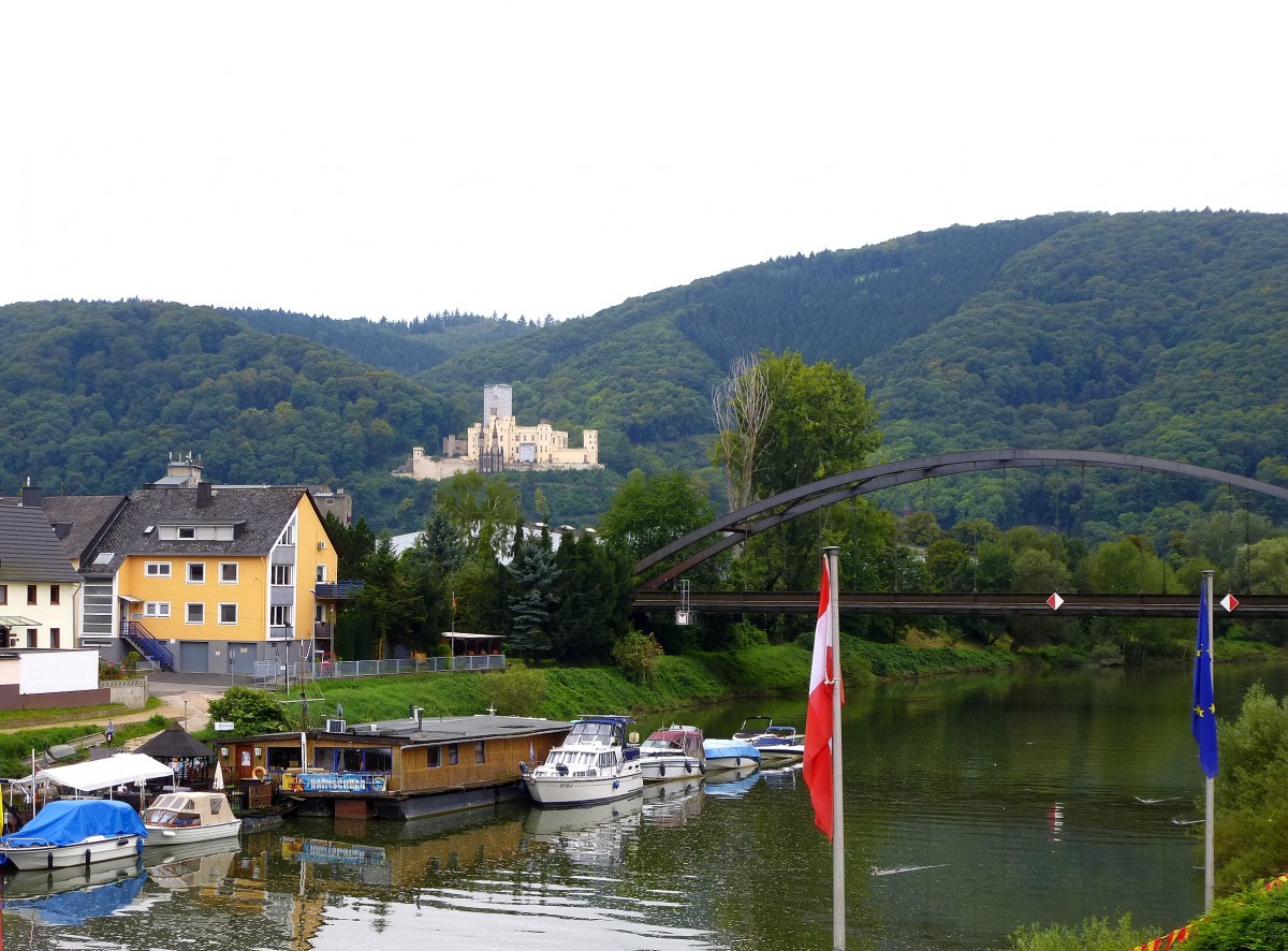 Lahnstein, Blick ber den kleinen Bootshafen an der Lahn zum Schlo Stolzenfels am Rhein, rechts die Eisenbahnbrcke ber die Lahn, Sept.2014