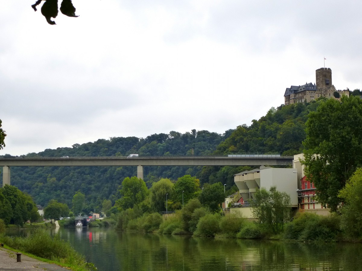 Lahnstein, Blick ber die Lahn zur Burg Lahneck, davor die Straenbrcke der B42 ber die Lahn, Sept.2014