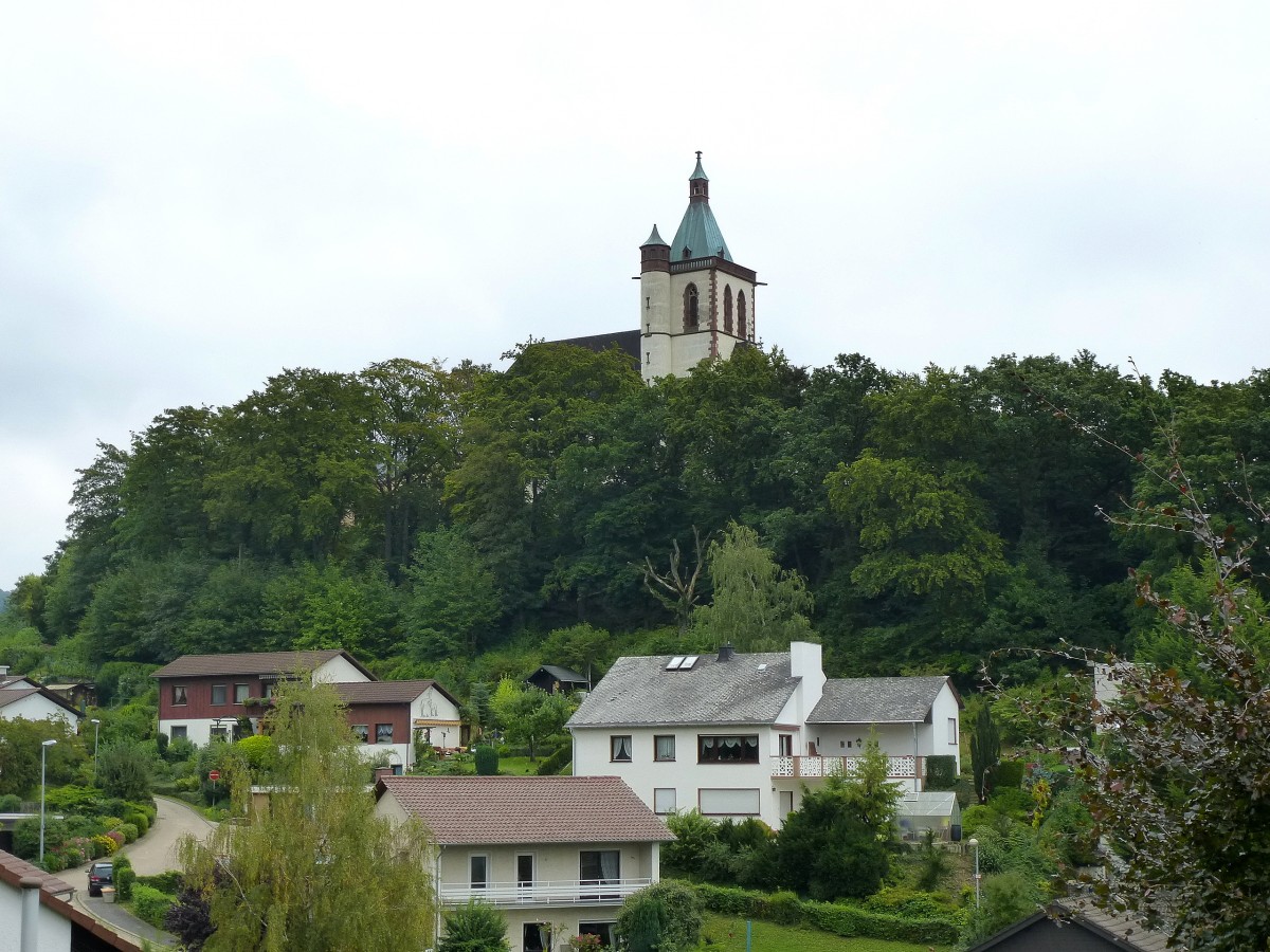 Lahnstein, Blick zur weithin sichtbaren Kirche auf dem Allerheiligenberg, ca.170m ber der Lahn, Sept.2014