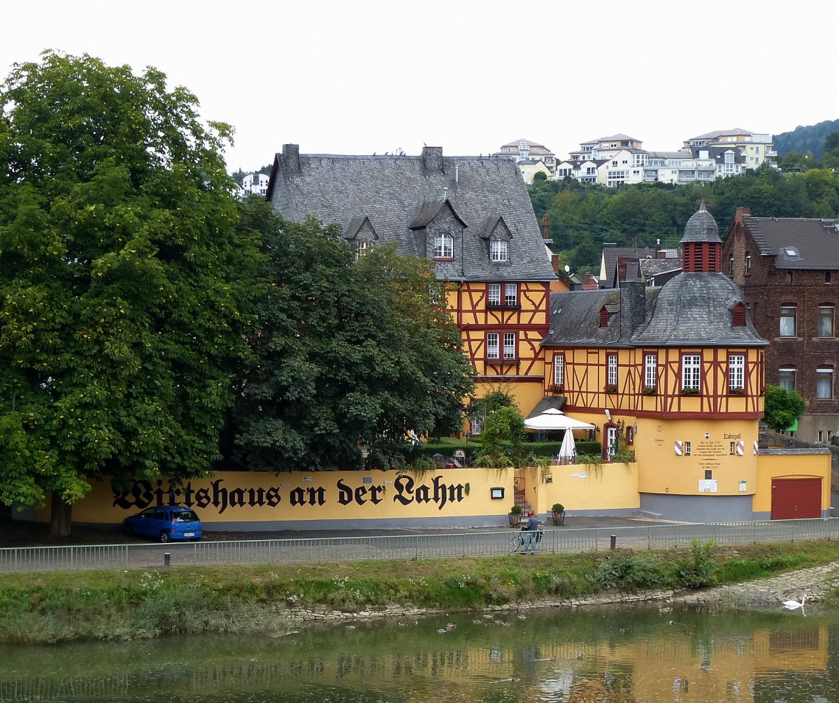 Lahnstein, das historische Wirtshaus an der Lahn, rechts daneben das Alte Zollhaus, gesehen vom gegenberliegenden Lahnufer, Sept.2014