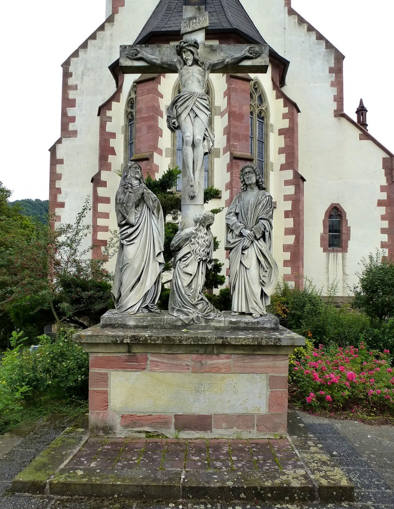 Lahnstein, die Kreuzigungsgruppe vor der Westseite der Allerheiligenkapelle, geschaffen vom Bildhauer Caspar Weis 1904, Sept.2014