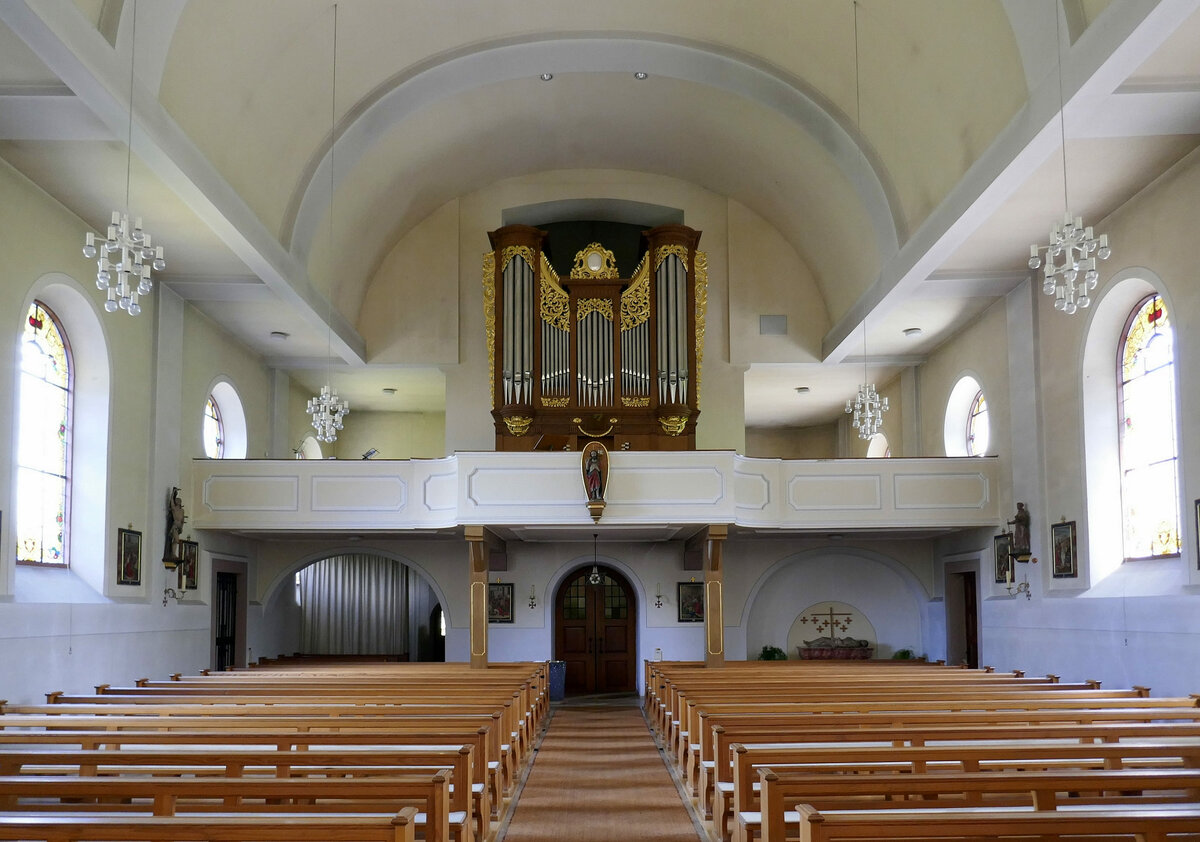 Lahr-Kuhbach, Blick zur Orgelempore in der Kirche Mari Heimsuchung, Juli 2019