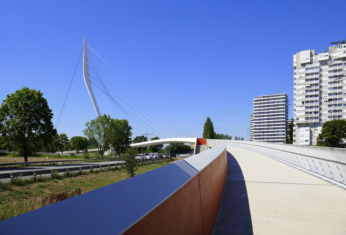 Lahr, die Ortenauer Brcke, Aufgang von der Stadtseite, die Fu-und Radweg Brcke ist 290m lang und wird als Schrgseilbrcke von einem 50m hohen Pylon gehalten, erbaut 2018, Aug.2022